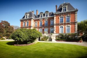 Pol Roger is a revered, family-owned Champagne house based in Épernay, known for its classical style, unwavering quality, and deep ties to British tradition