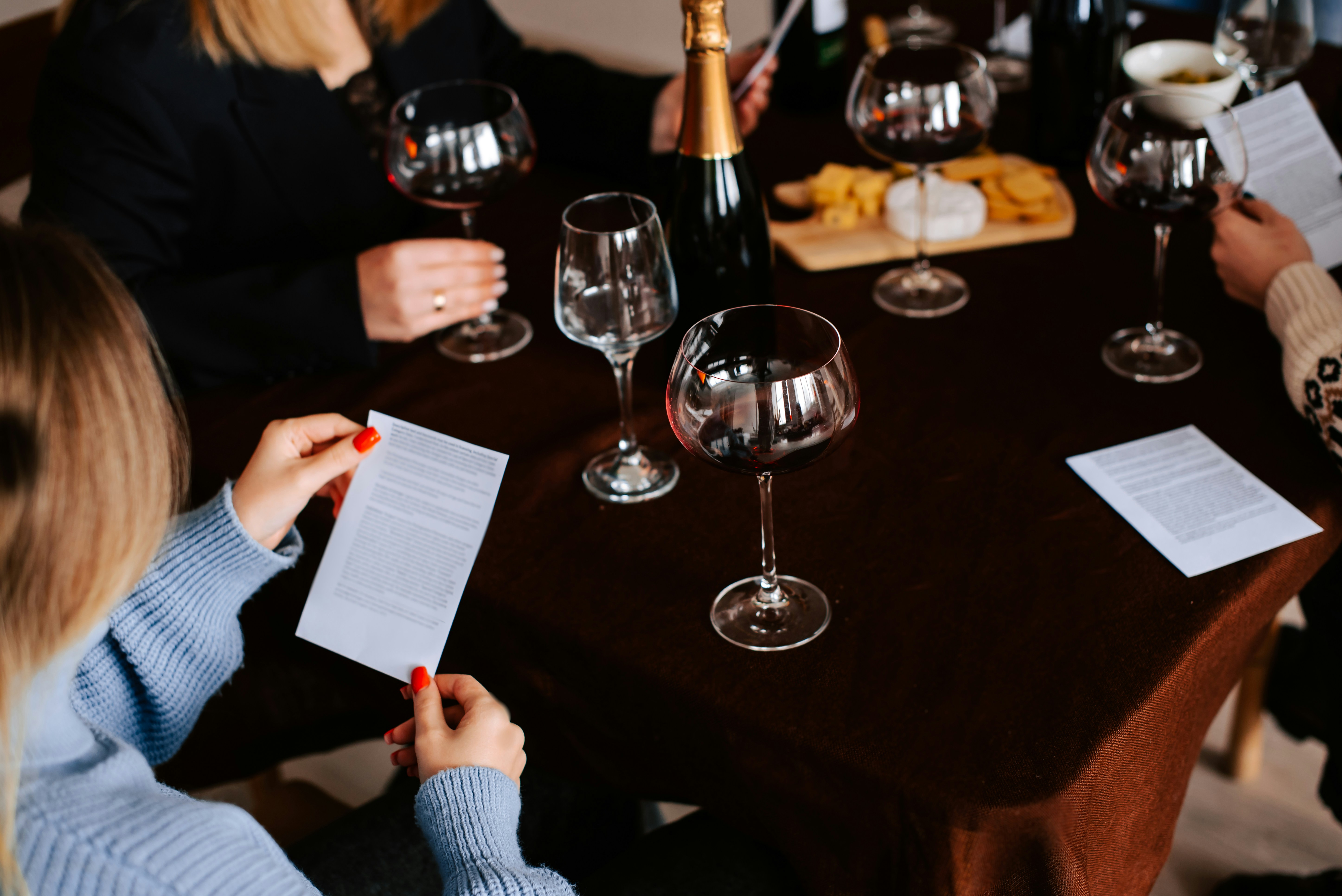 This elegant gathering perfectly captures the essence of the best wine club experience. Friends enjoy a curated selection of bottles, illustrating why a membership is the best wine subscription to gift. From premium labels to educational tasting notes, choosing the best wine subscription ensures every evening feels like an exclusive wine club.